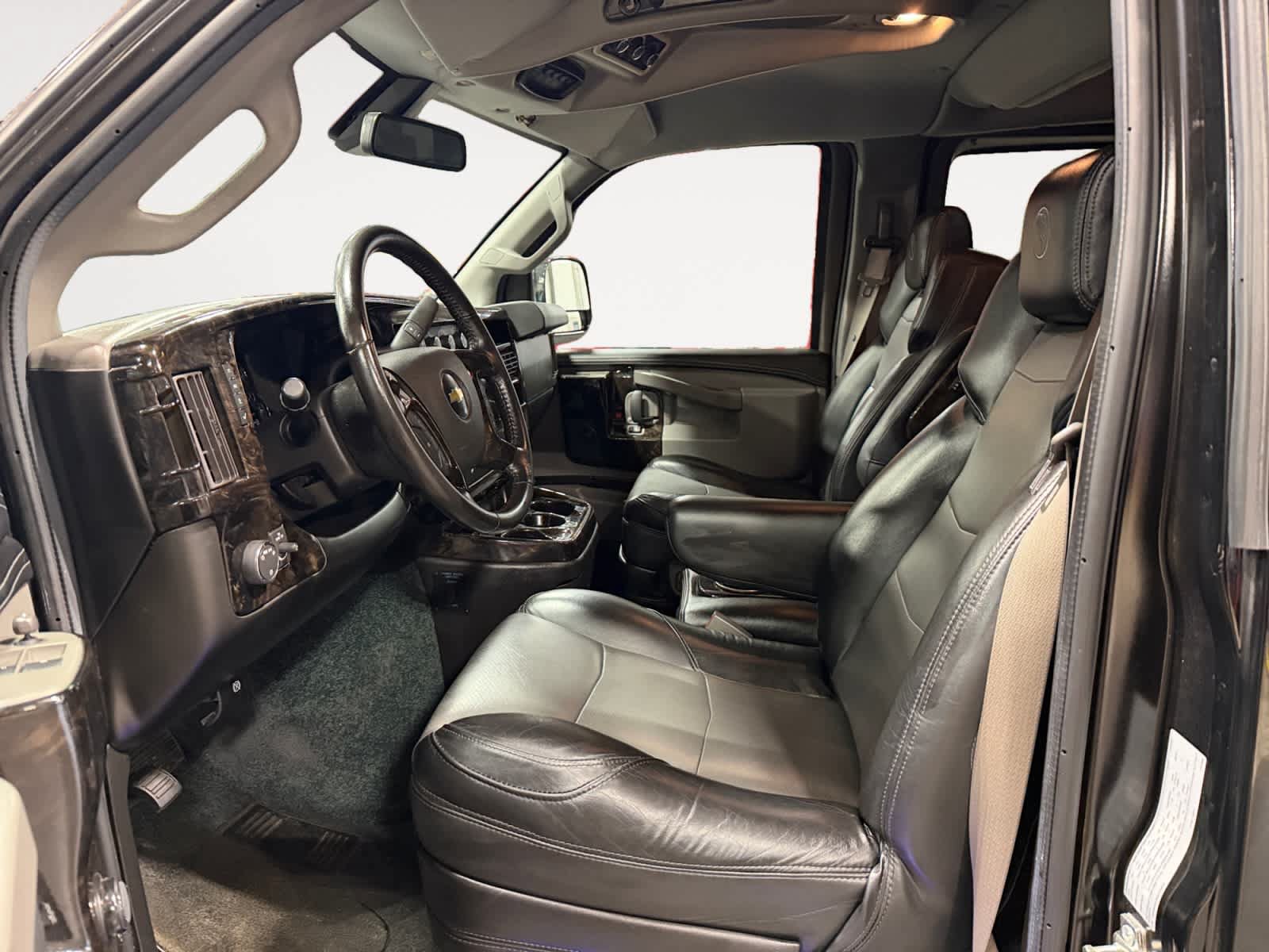 Used 2021 Chevrolet Express 2500 RWD image 10