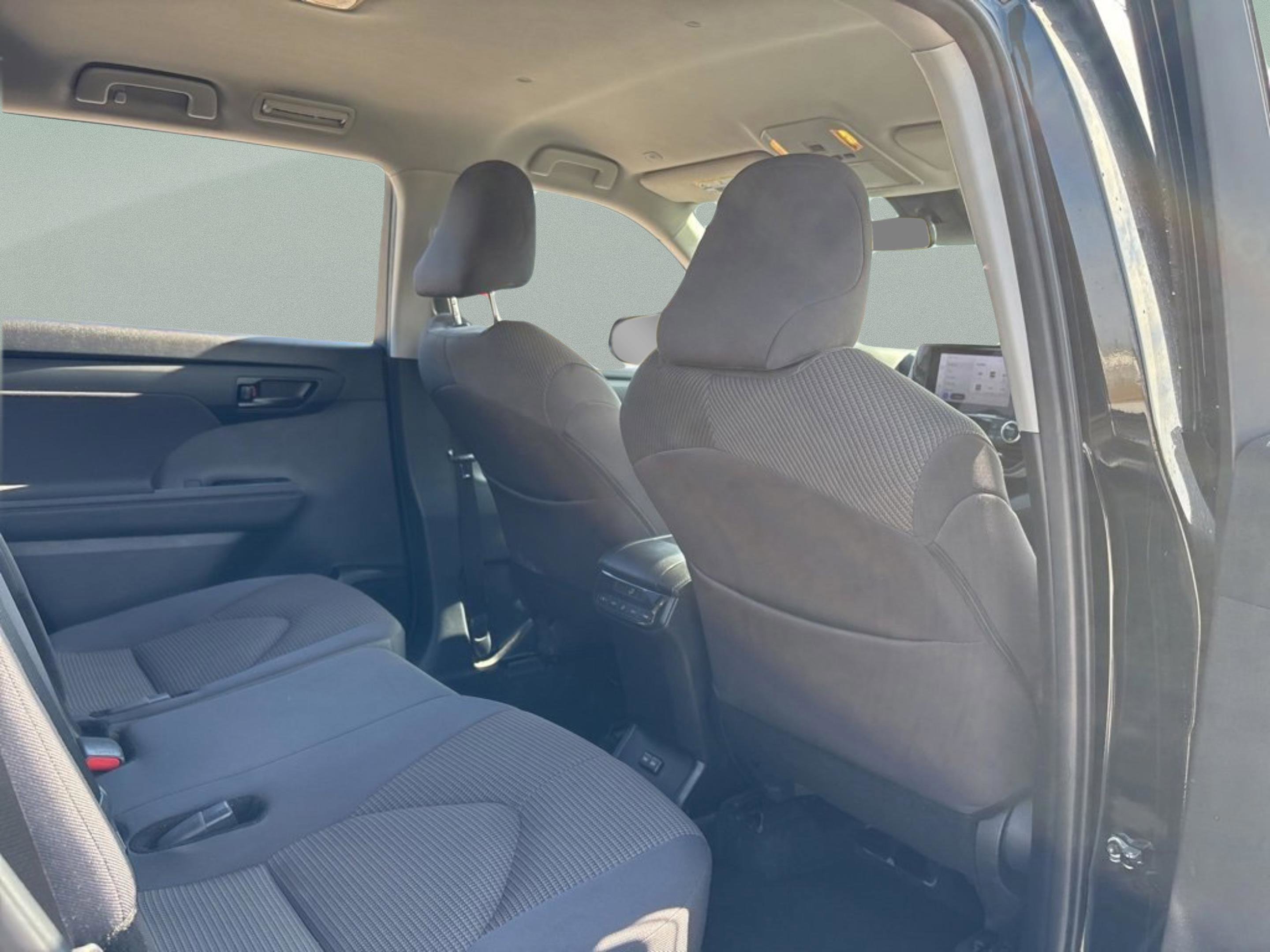 Used 2024 Toyota Highlander LE image 36