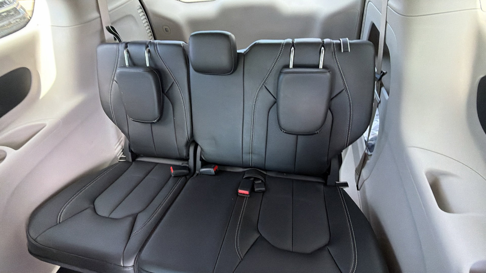 Used 2024 Chrysler Pacifica Touring-L image 23