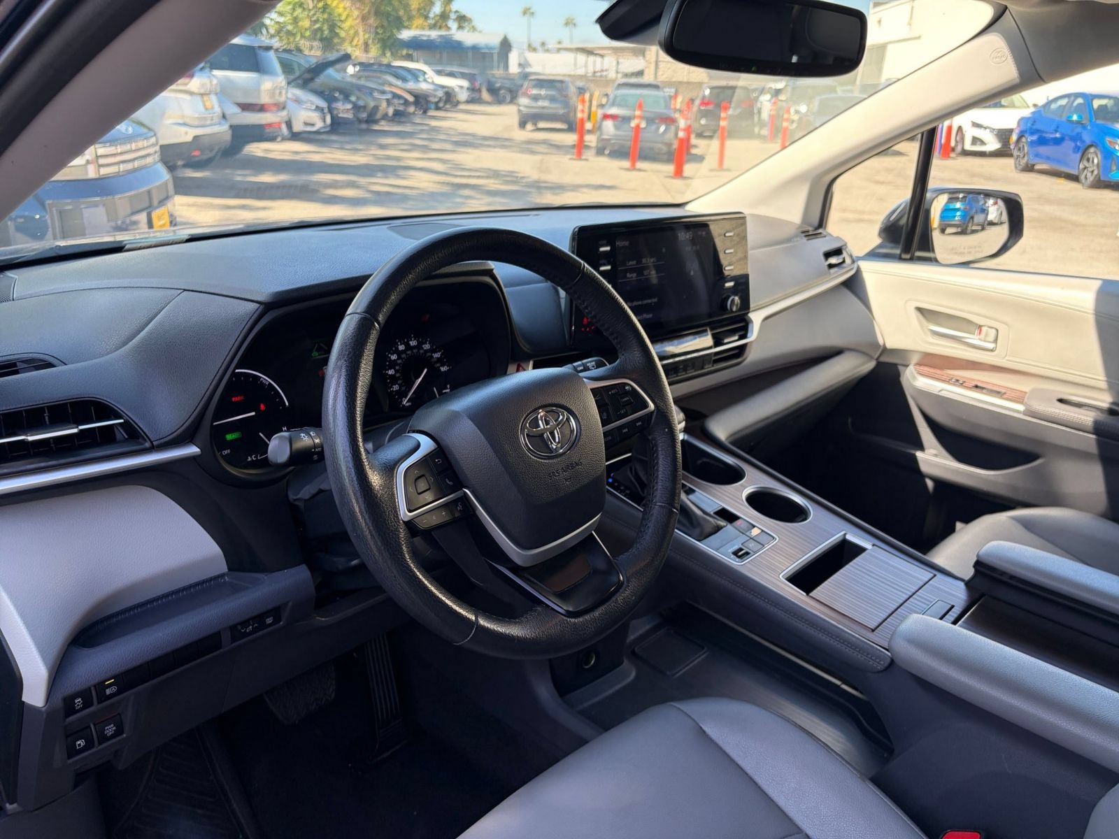 Used 2024 Toyota Sienna XLE FWD image 36