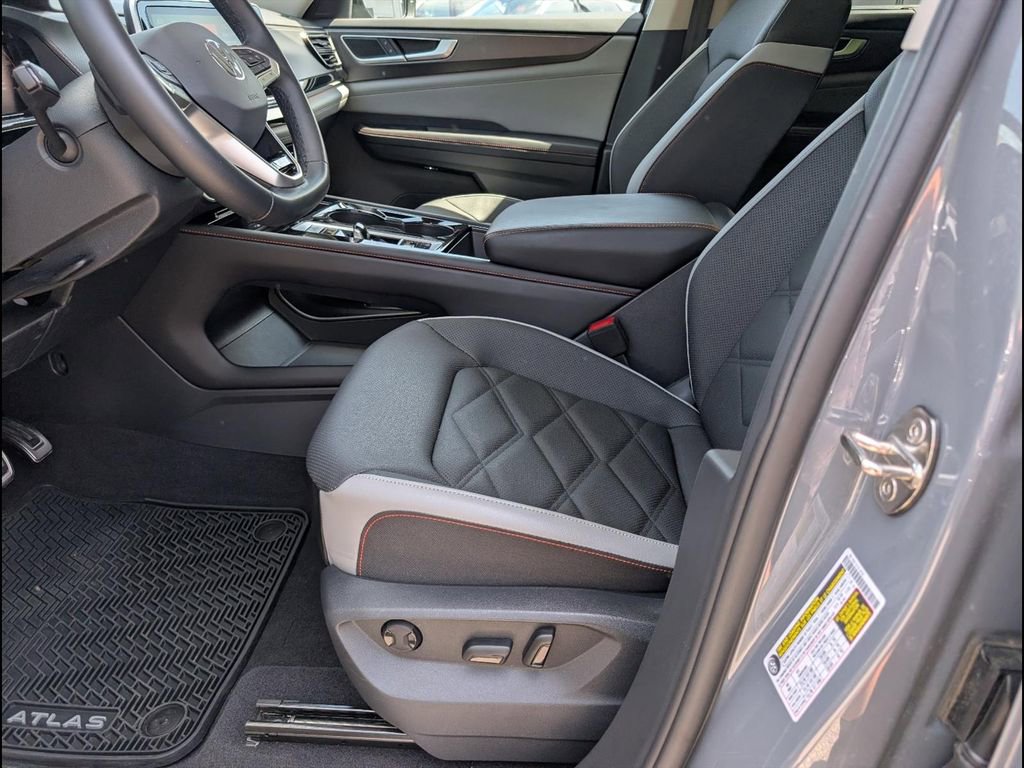 Used 2024 Volkswagen Atlas Peak Edition SE AWD/4WD image 11