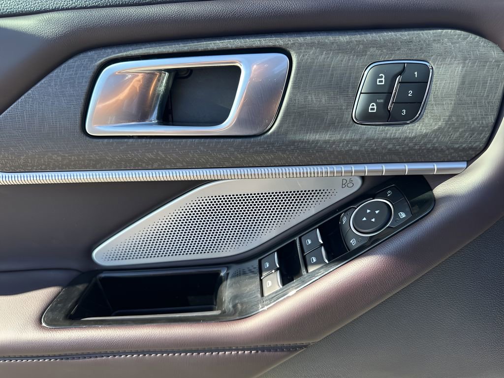 Used 2025 Ford Explorer Platinum image 29