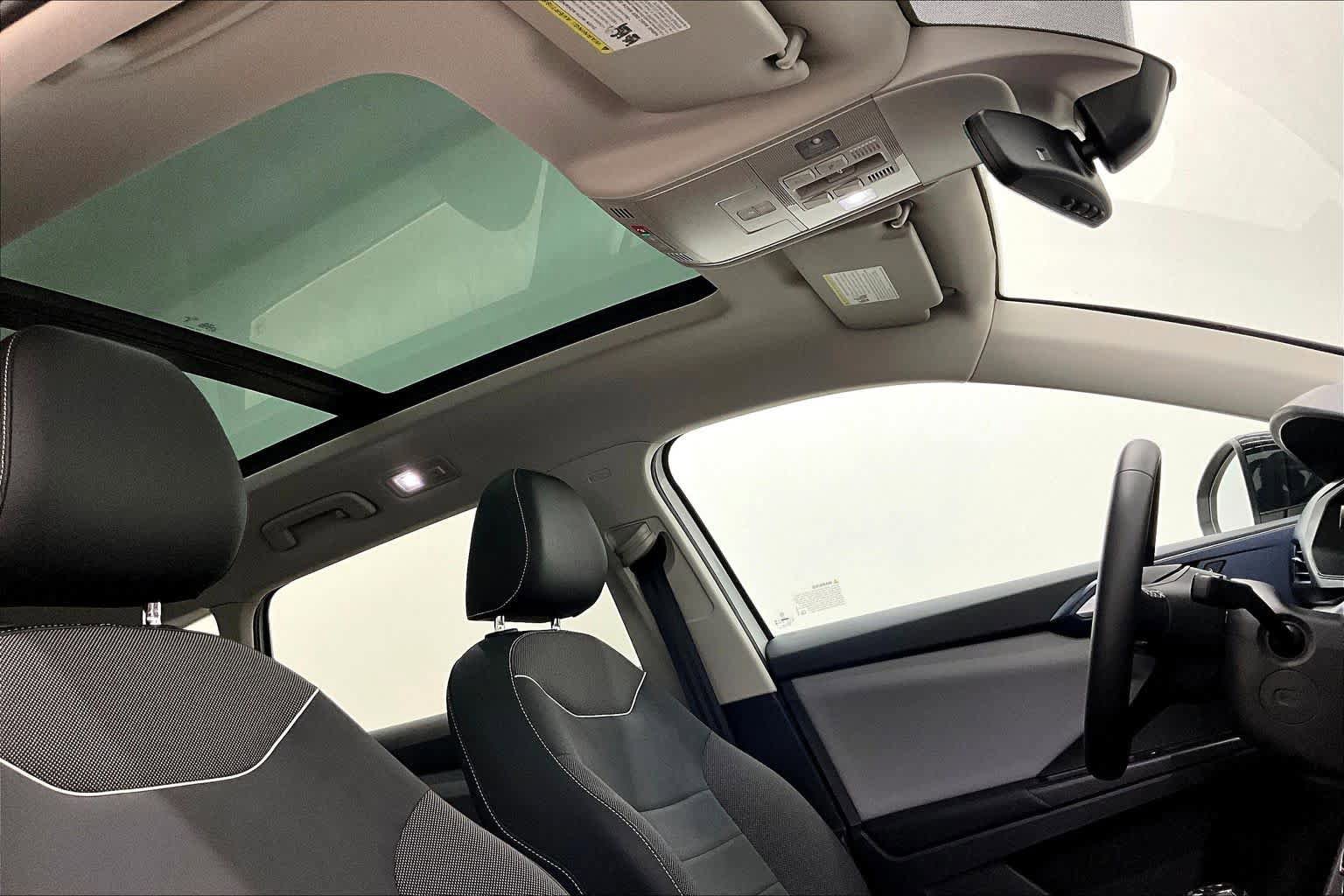 Used 2023 Volkswagen Taos SE w/ Panoramic Sunroof Package FWD image 14