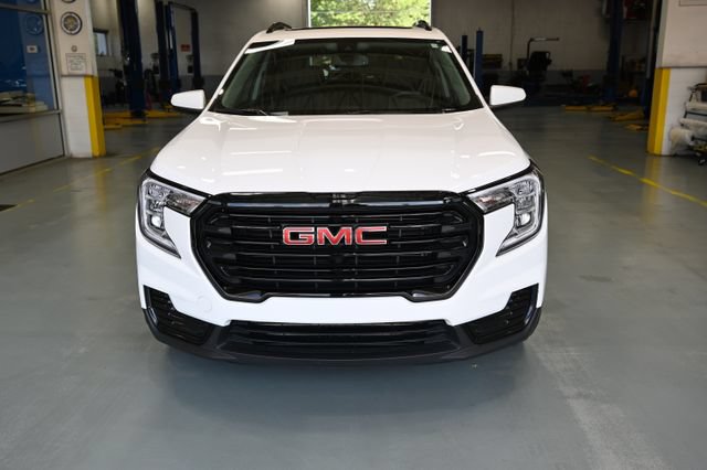 Used 2022 GMC Terrain SLE w/ Driver Convenience Package FWD image 2