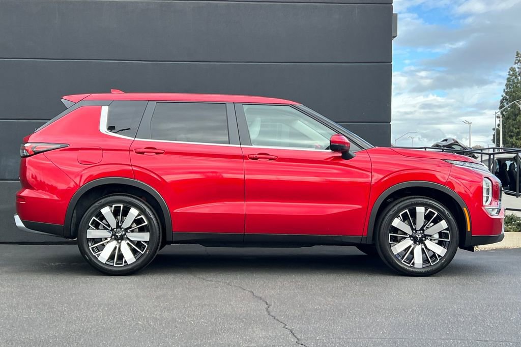 New 2026 Mitsubishi Outlander SE image 4