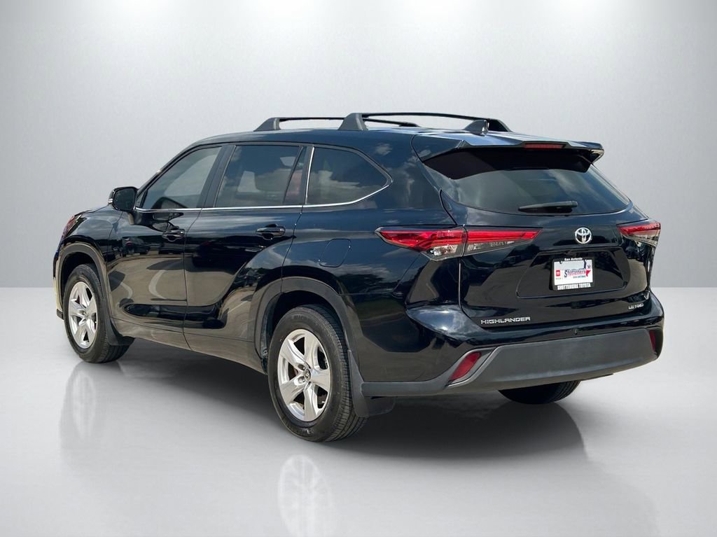 Used 2023 Toyota Highlander LE AWD/4WD image 7