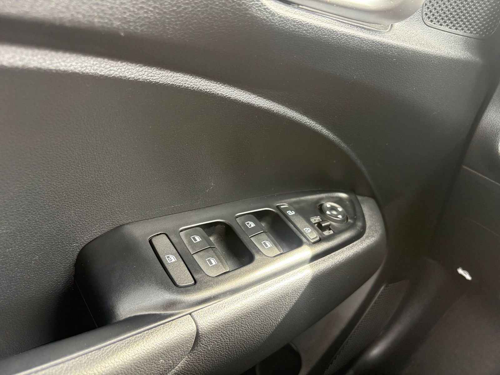 Used 2025 Hyundai Venue SEL image 18