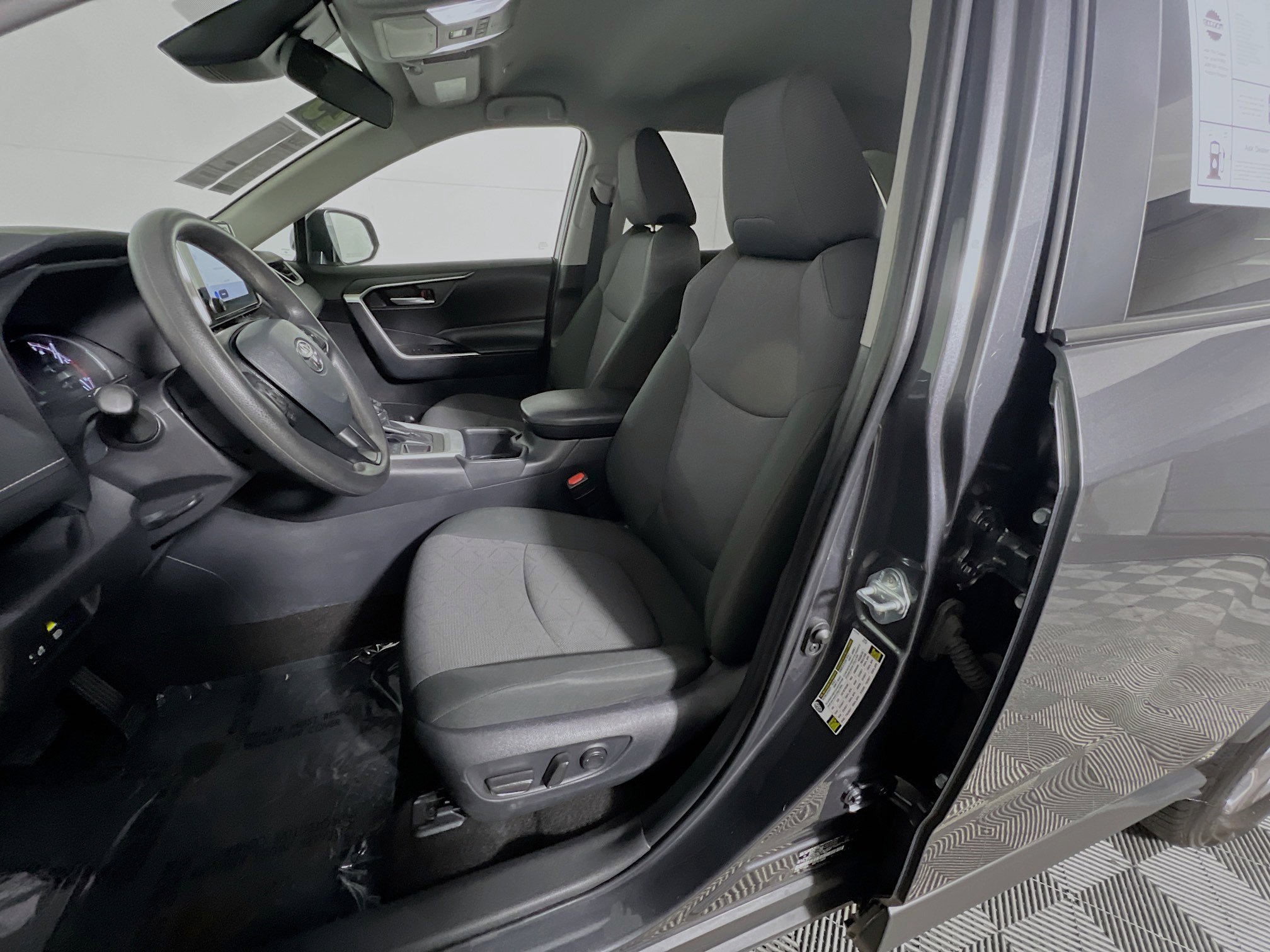 Used 2025 Toyota RAV4 XLE image 15