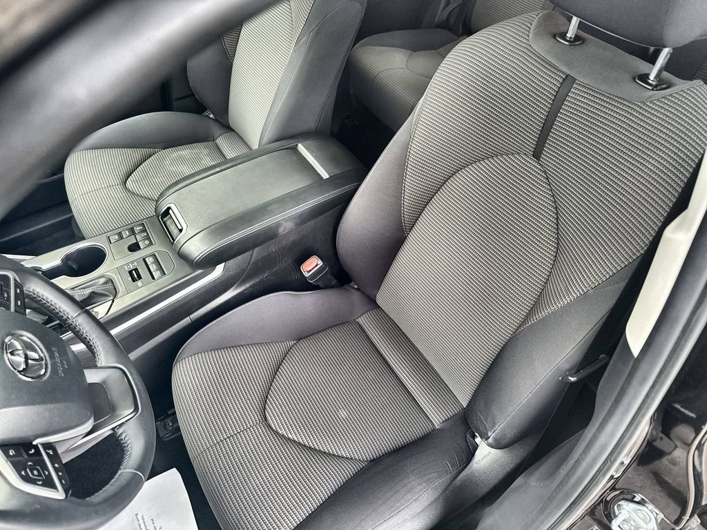 Used 2024 Toyota Highlander LE AWD/4WD image 20