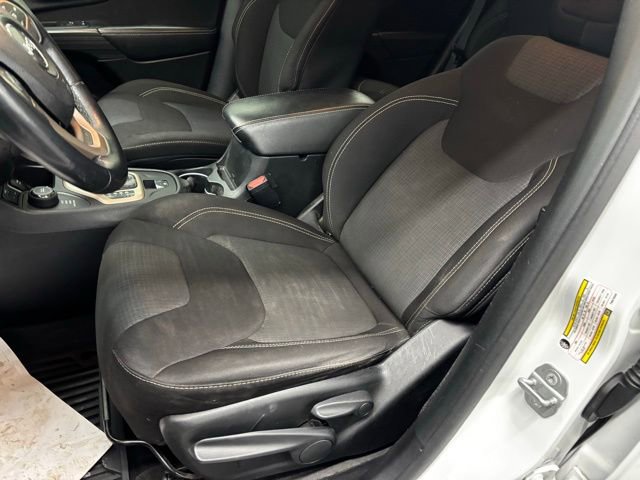 Used 2015 Jeep Cherokee Latitude AWD/4WD image 13