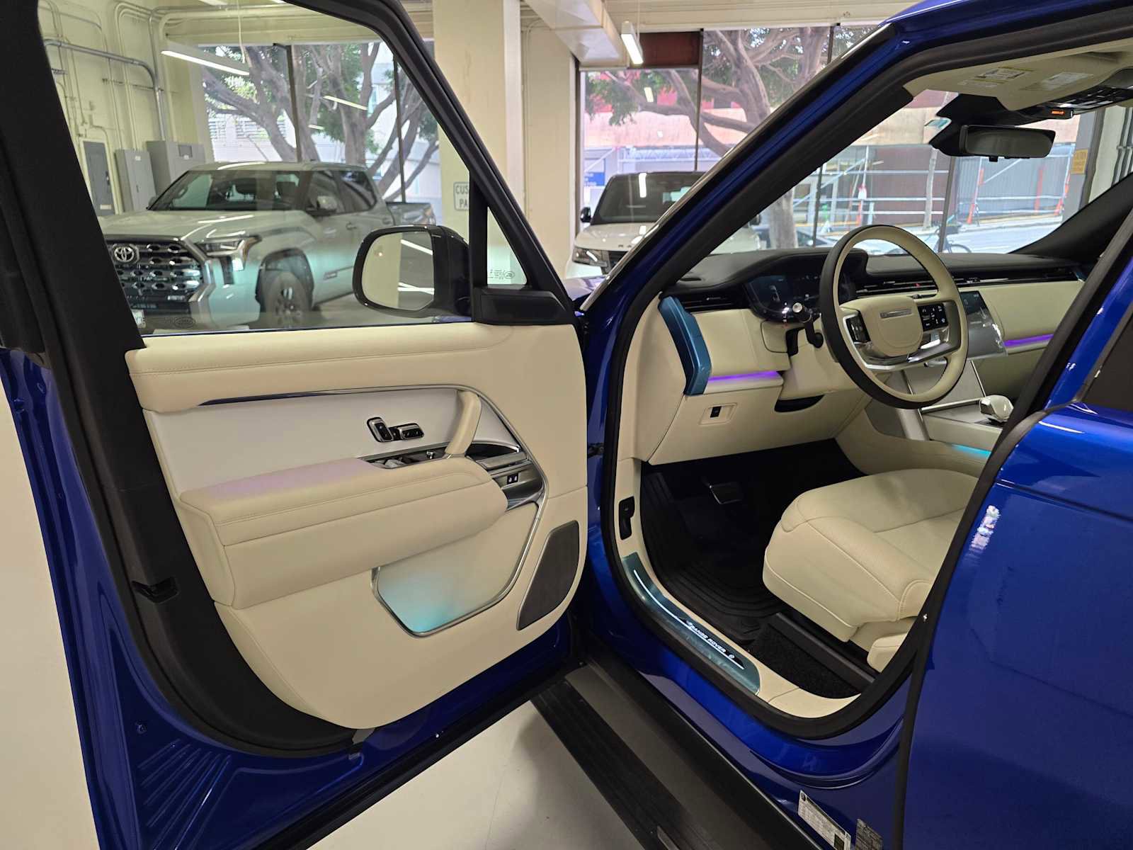 New 2025 Land Rover Range Rover SV image 21