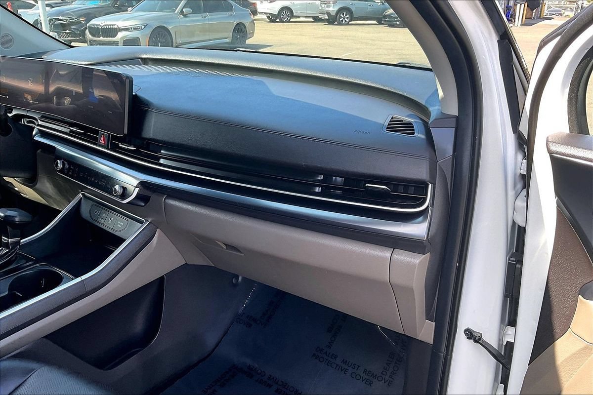 Used 2025 Kia Carnival FWD image 4