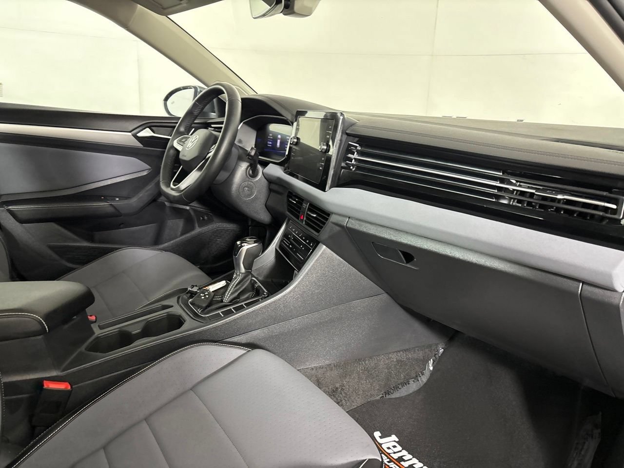 Used 2026 Volkswagen Jetta SE FWD image 32