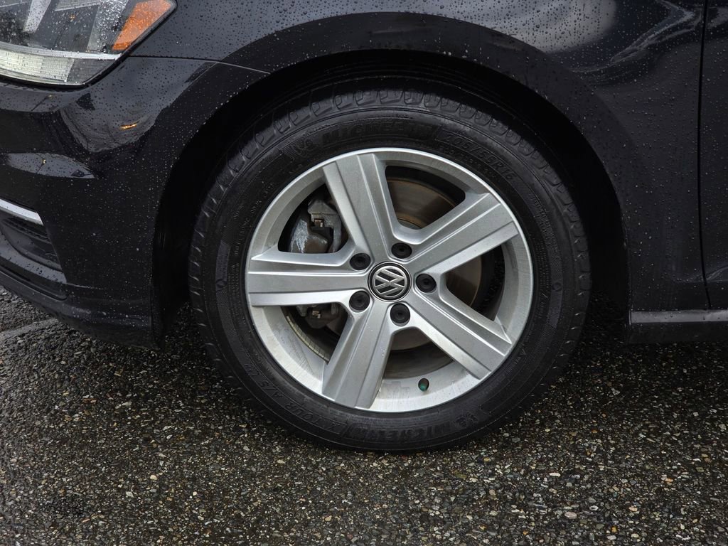 Used 2018 Volkswagen Golf SE image 9