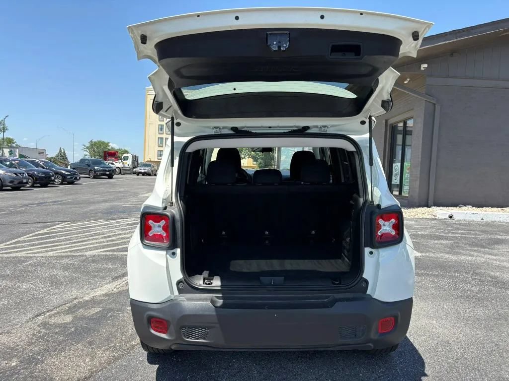 Used 2019 Jeep Renegade Latitude w/ Cold Weather Group AWD/4WD image 10