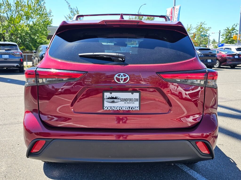 Used 2021 Toyota Highlander XLE AWD/4WD image 4