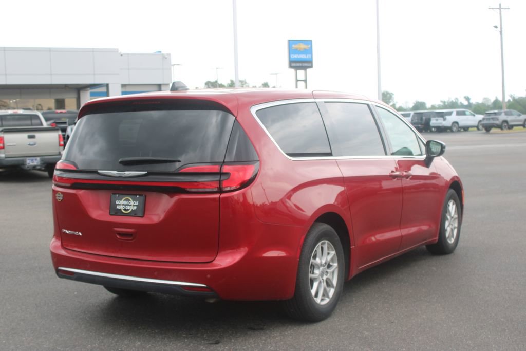 Used 2025 Chrysler Pacifica Select FWD image 9