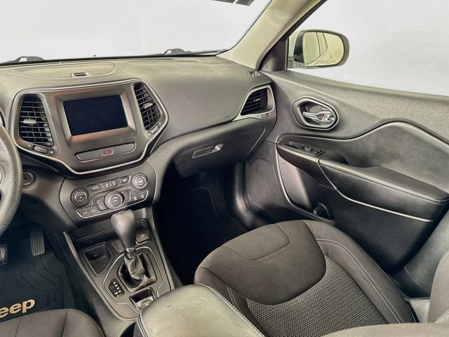 Used 2019 Jeep Cherokee Latitude w/ Popular Appearance Group FWD image 25