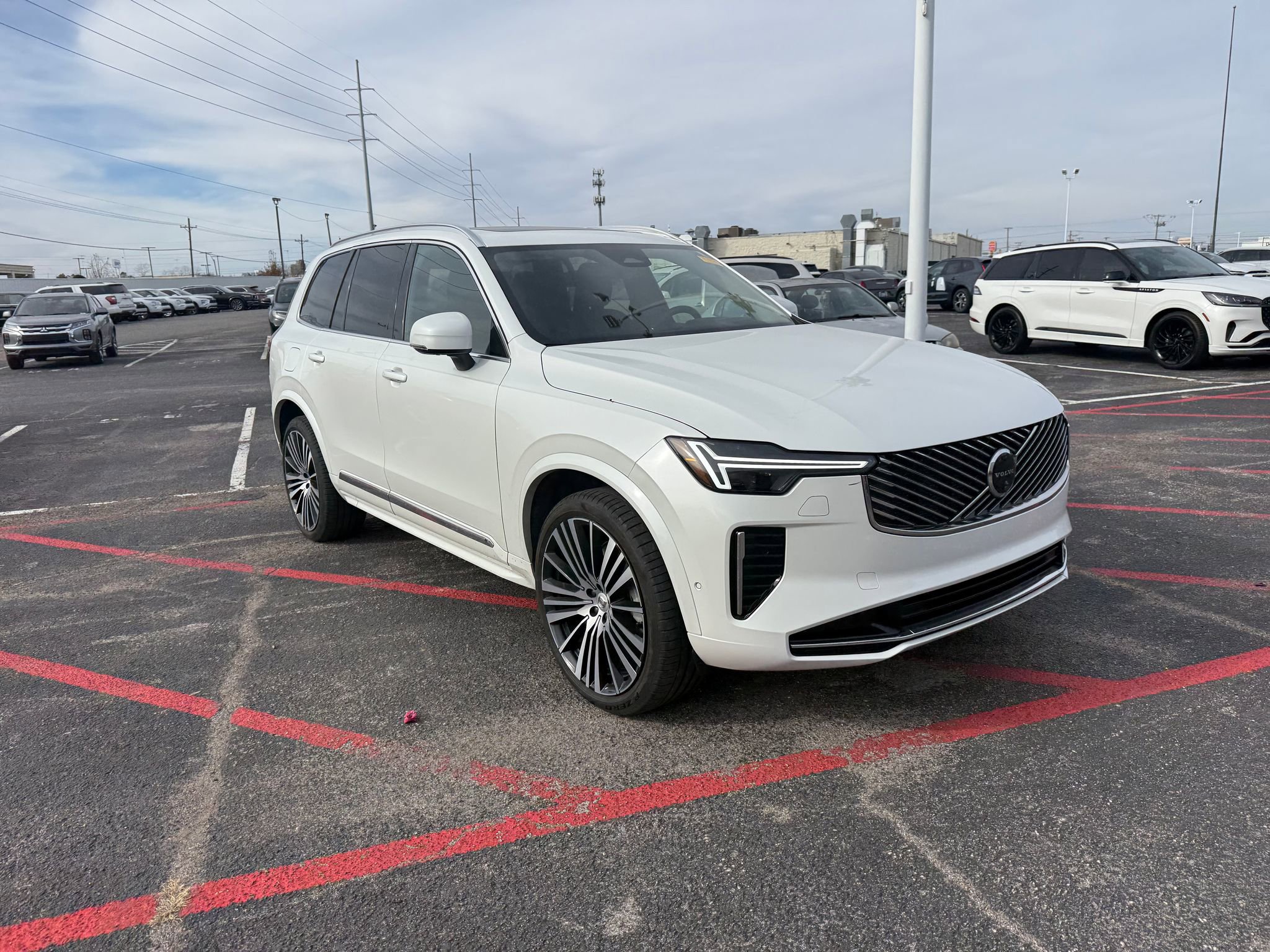 Used 2025 Volvo XC90 B5 Ultra w/ Lounge Package image 3