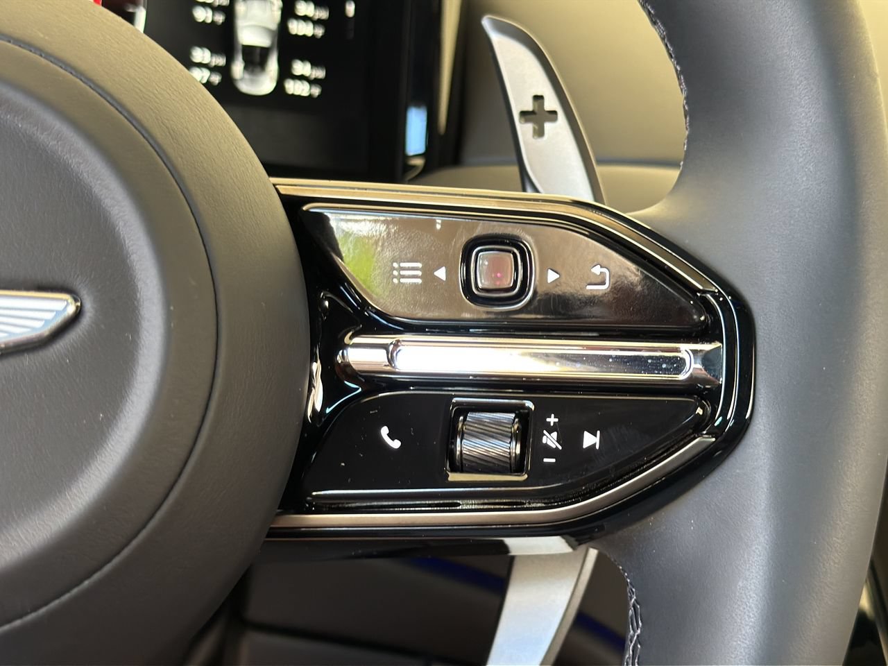 Used 2026 Aston Martin DB12 Convertible RWD image 22