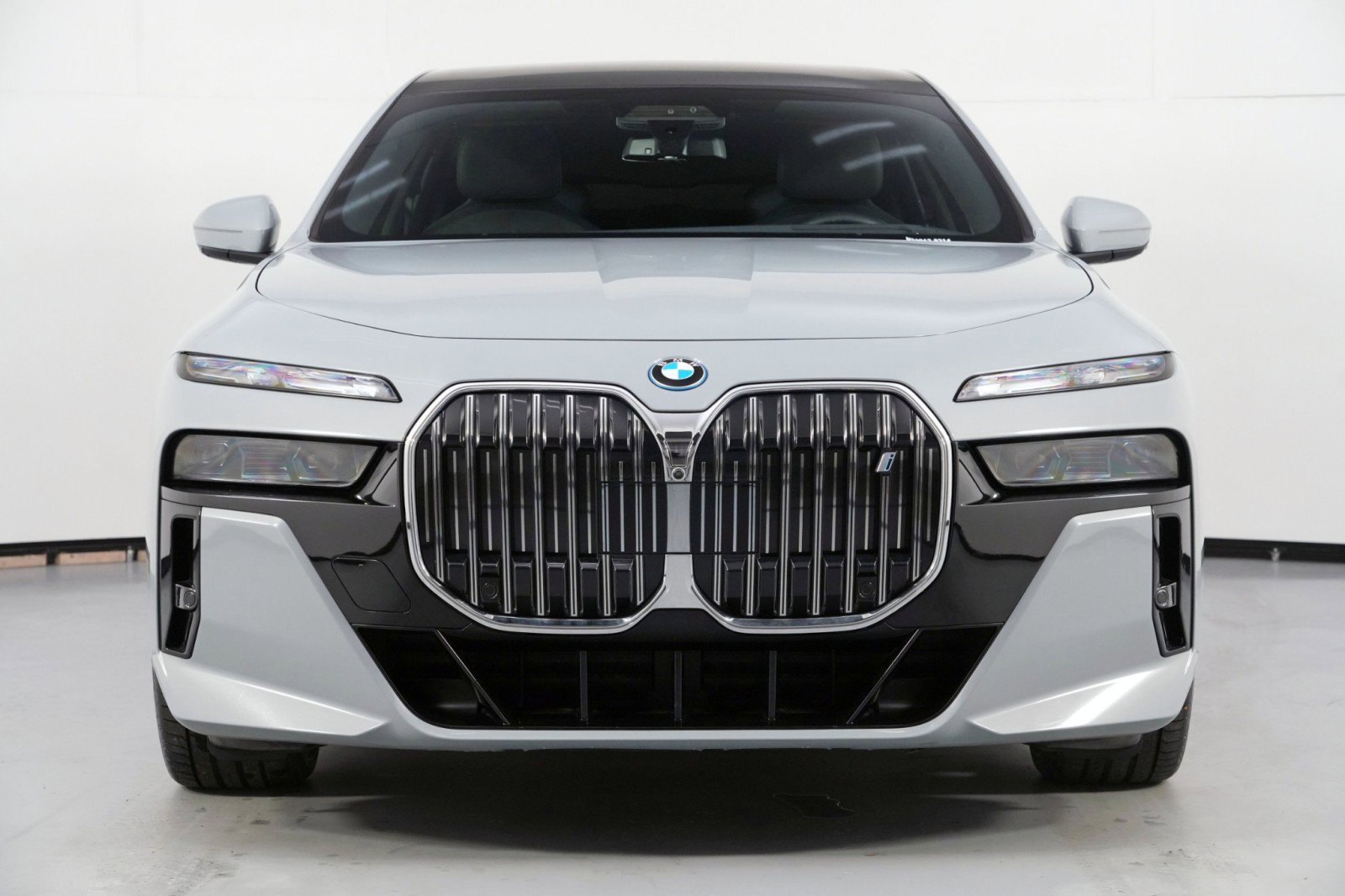 Used 2023 BMW i7 xDrive60 w/ Executive Package 2 AWD/4WD image 7