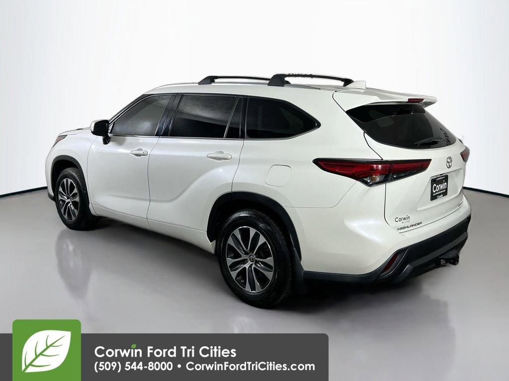 Used 2021 Toyota Highlander XLE AWD/4WD image 11