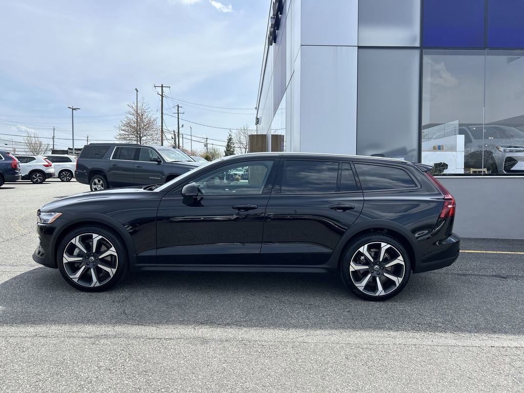 Used 2025 Volvo V60 B5 Cross Country Plus image 5