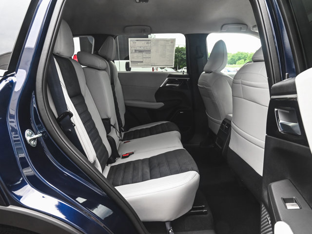 New 2025 Mitsubishi Outlander SE image 28