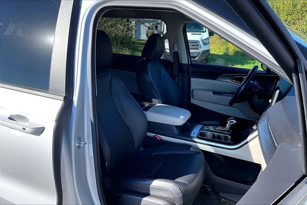 Used 2022 Kia Carnival LX FWD image 7