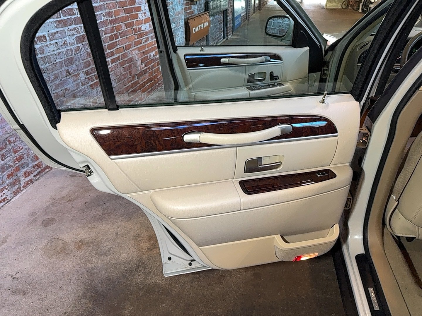 Used 2007 Lincoln Town Car Signature RWD image 49