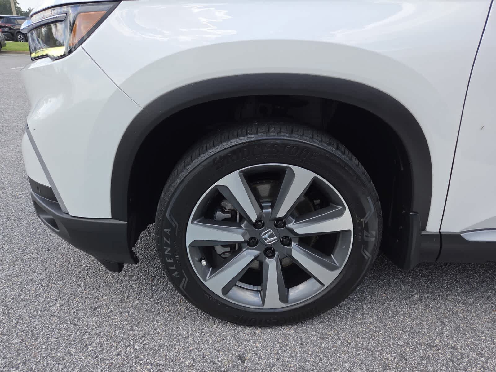 Used 2025 Honda Pilot Elite image 3