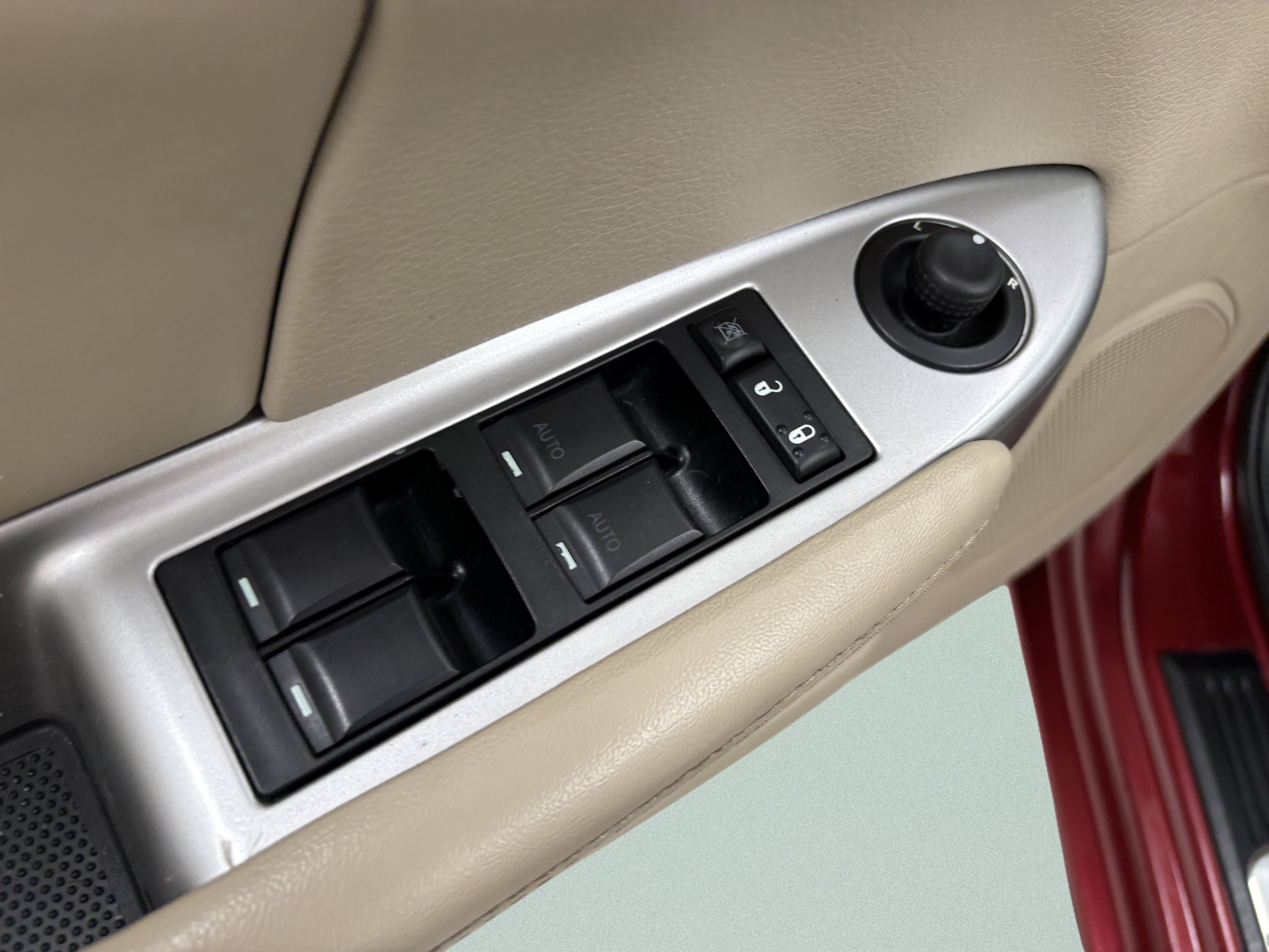 Used 2011 Chrysler 200 Limited FWD image 27