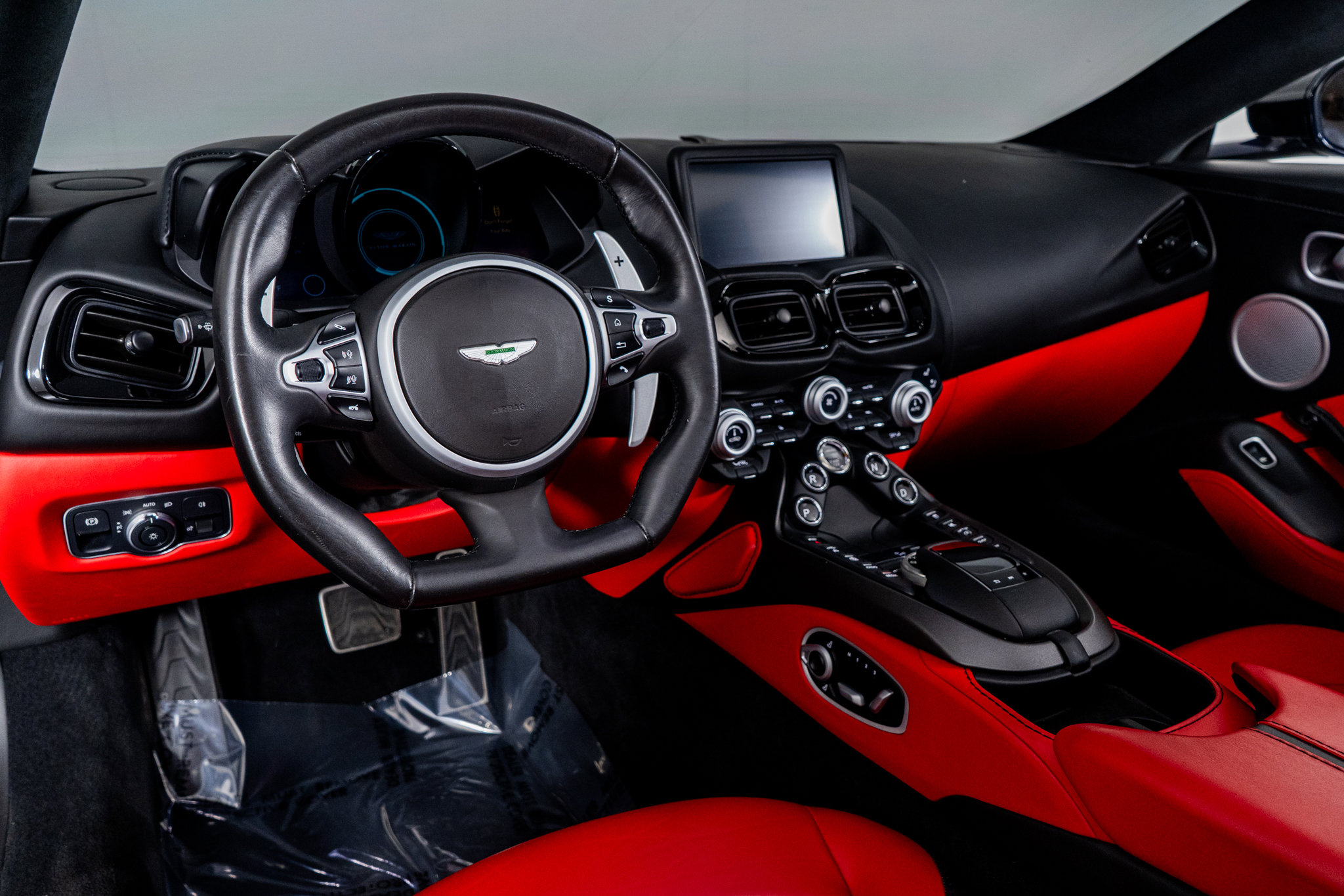 Used 2021 Aston Martin V8 Vantage Roadster image 2