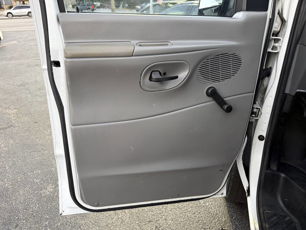 Used 2005 Ford E-250 and Econoline 250 Extended image 11
