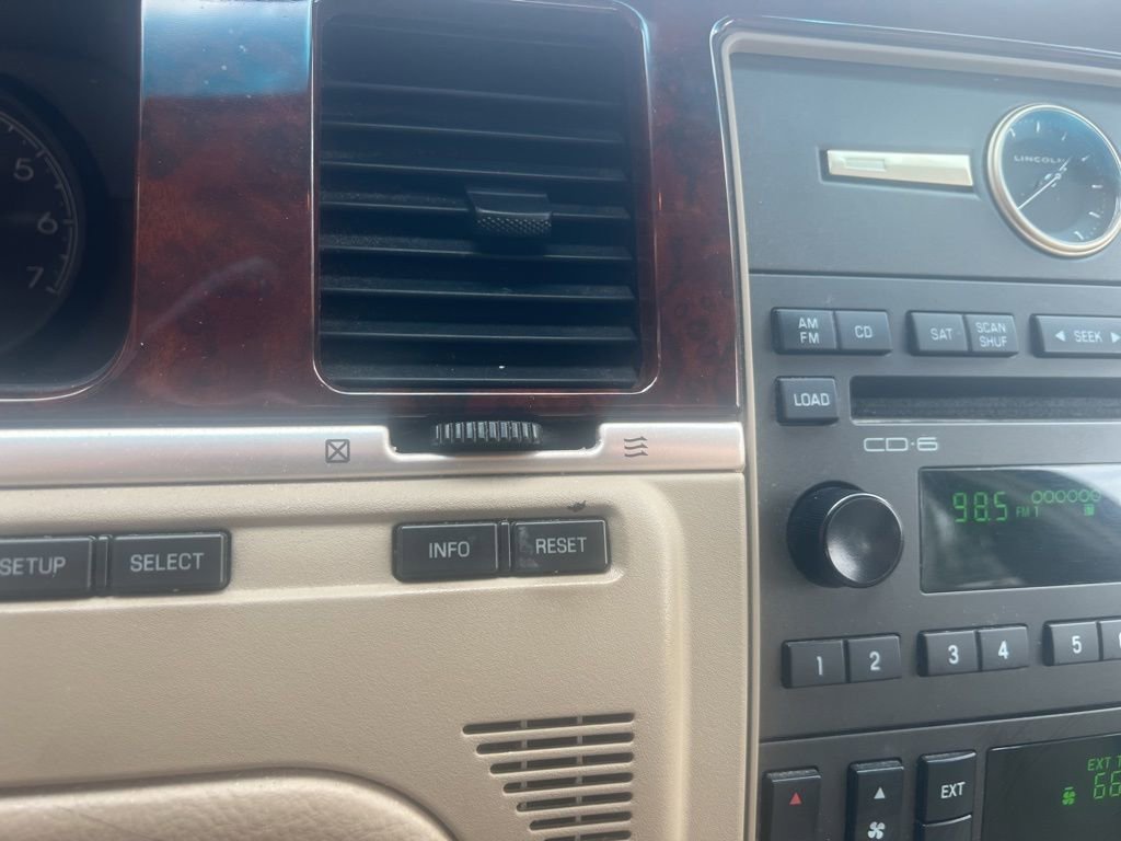 Used 2009 Lincoln Town Car Signature Limited image 15