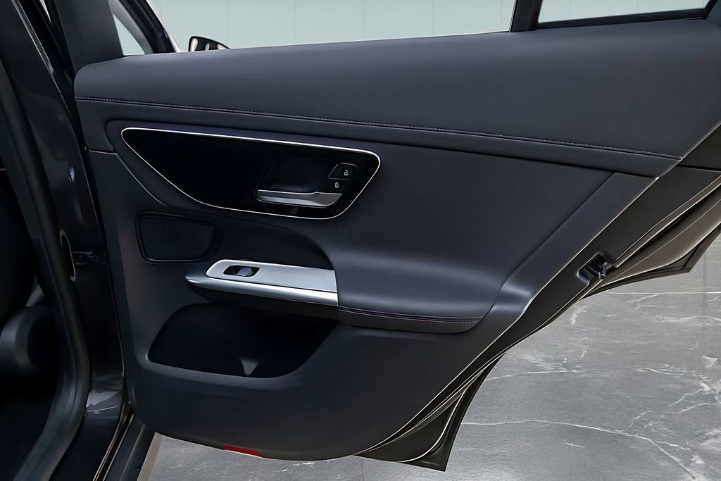 Used 2025 Mercedes-Benz GLC 350e 4MATIC w/ Driver Assistance Package image 33