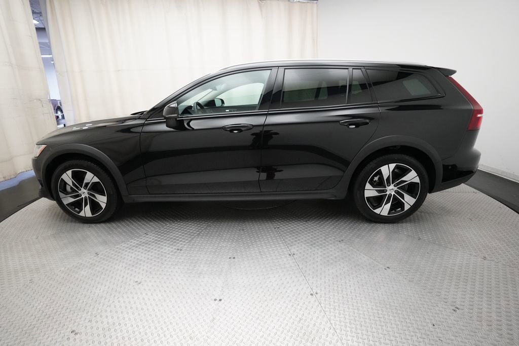 Used 2025 Volvo V60 B5 Cross Country Plus image 24