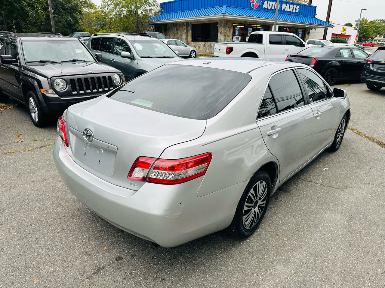 Used 2010 Toyota Camry LE FWD image 6