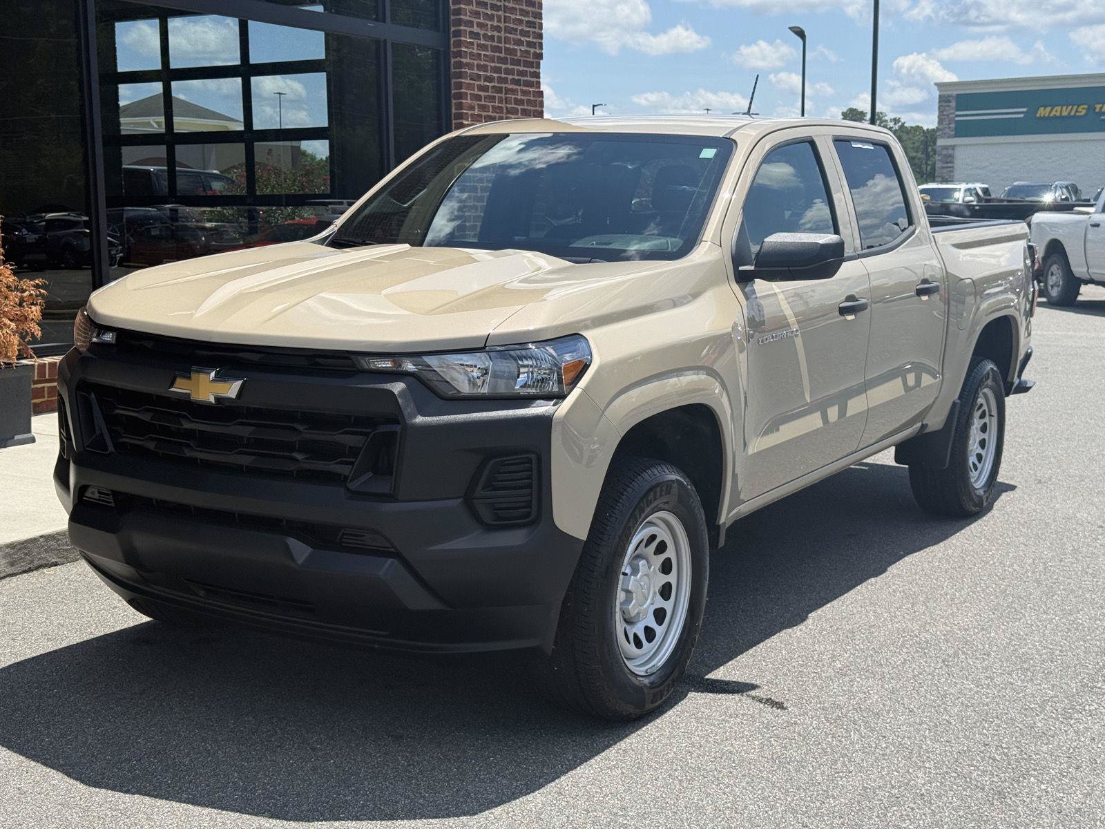 Used 2024 Chevrolet Colorado W/T RWD image 1