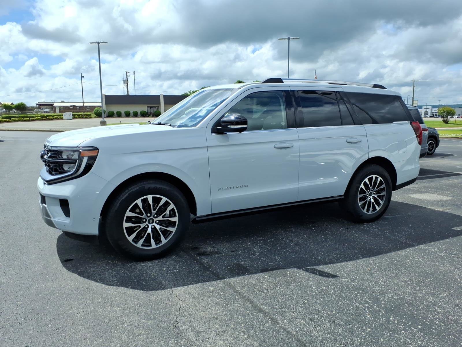Used 2025 Ford Expedition Platinum AWD/4WD image 3