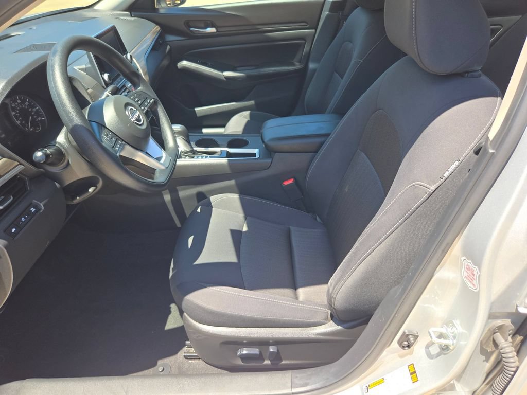 Used 2025 Nissan Altima 2.5 SV FWD image 14