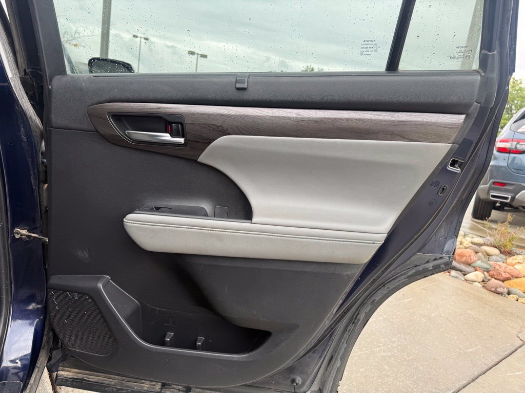 Used 2022 Toyota Highlander Platinum AWD/4WD image 26