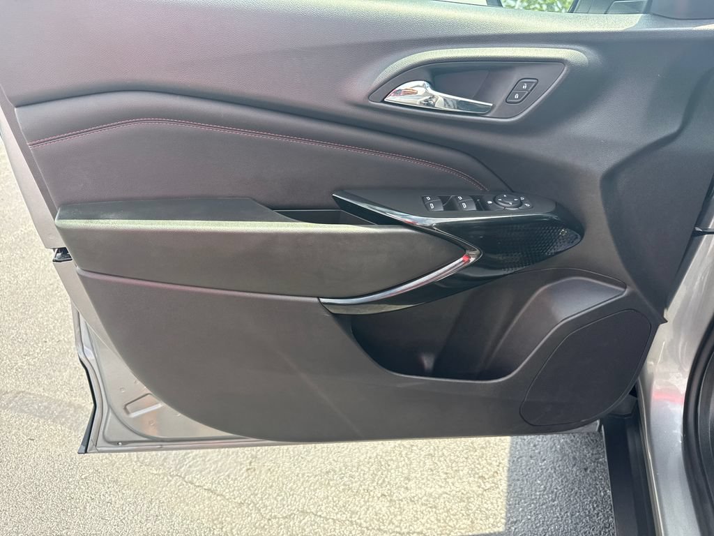 Used 2025 Chevrolet Trax RS w/ Sunroof Package FWD image 22