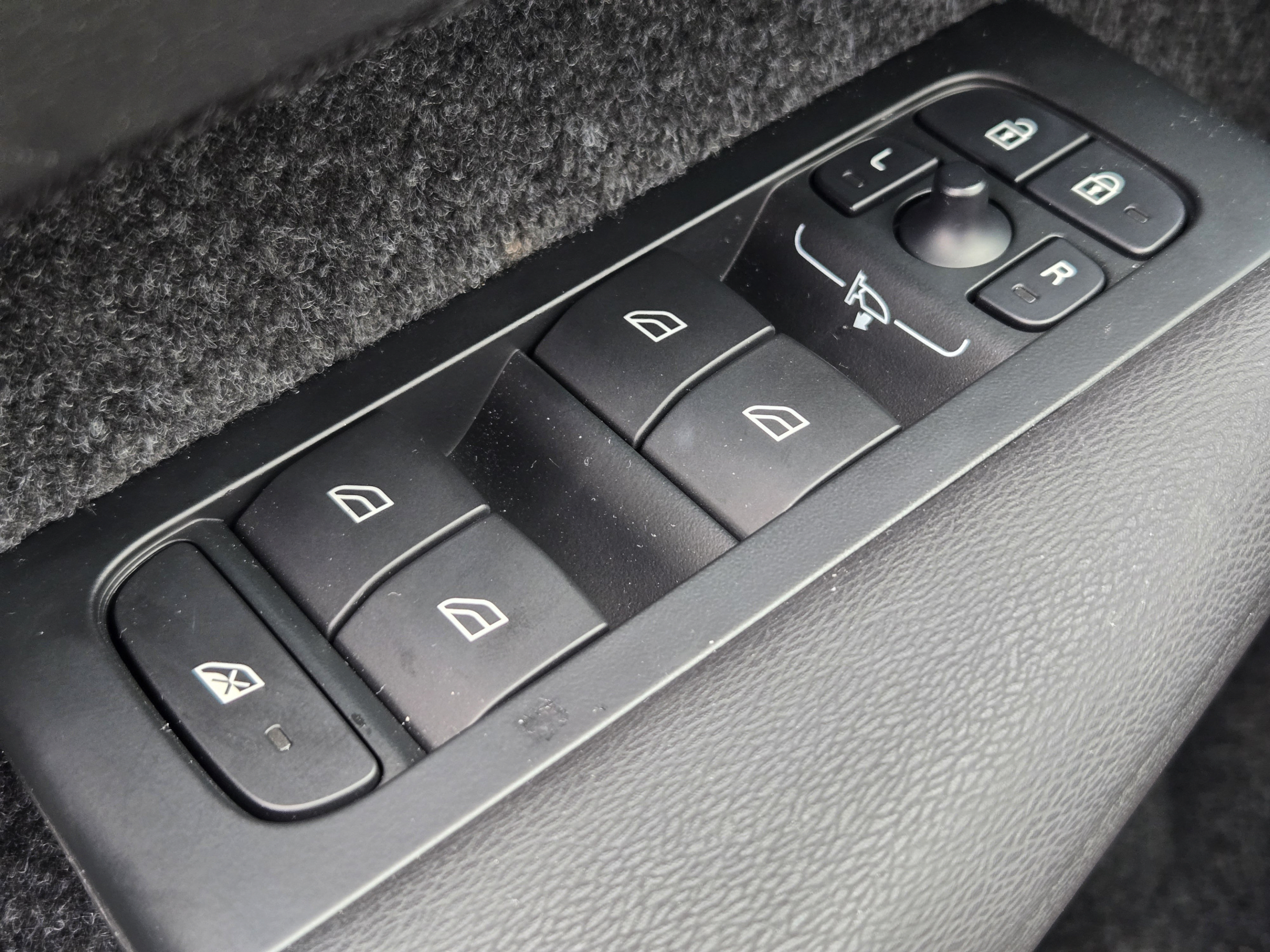 Certified 2026 Volvo XC40 B4 Core w/ Climate Package FWD image 24