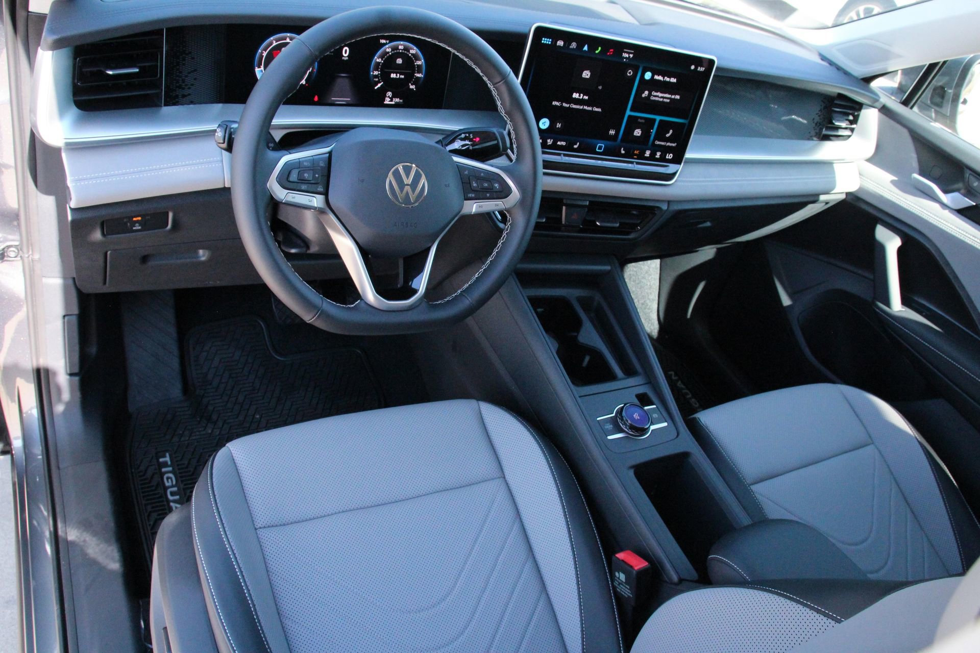 Certified 2025 Volkswagen Tiguan SE FWD image 9