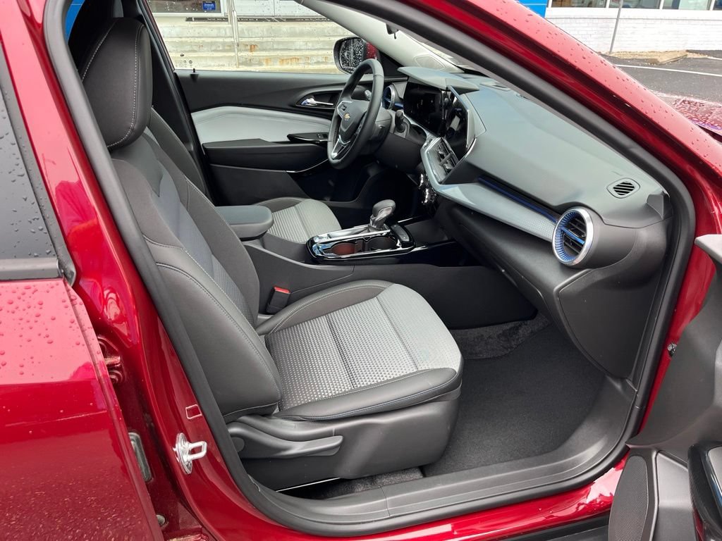 Used 2024 Chevrolet Trax LT w/ Driver Confidence Package FWD image 45