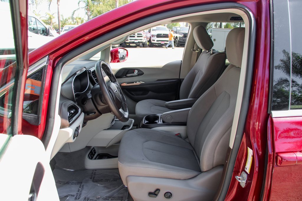 Used 2021 Chrysler Pacifica Touring w/ Uconnect Theater Family Group image 18
