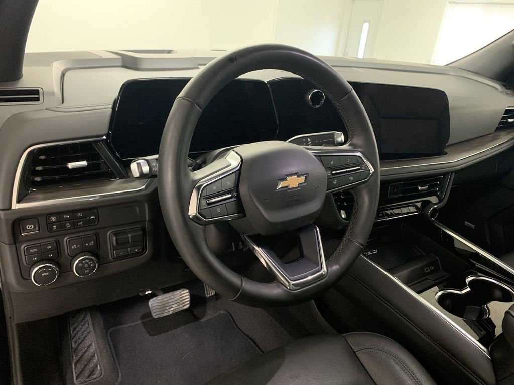Used 2025 Chevrolet Suburban LT w/ Comfort Package AWD/4WD image 16
