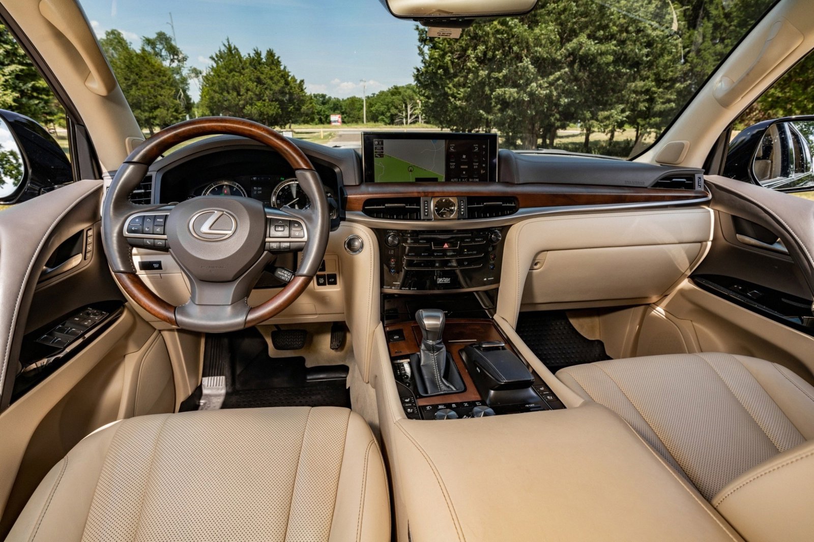 Used 2017 Lexus LX 570 4WD w/ Luxury Package image 32