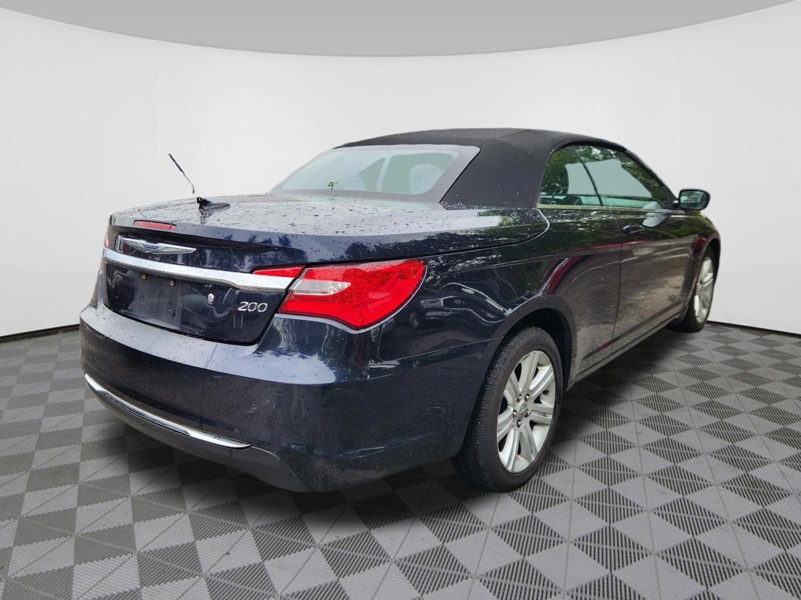 Used 2012 Chrysler 200 Touring FWD image 4